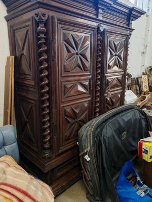 une grande armoire en bois au milieu d'une pièce