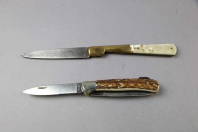 two knives that are sitting next to each other on a table