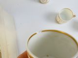 une tasse de café posée sur une table à côté d'un livre ouvert