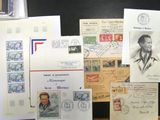 de nombreux types de timbres sur la table