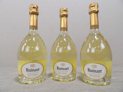trois bouteilles de vin posées l'une à côté de l'autre sur une table