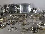 beaucoup d'objets en argent posés sur une table