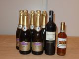 plusieurs bouteilles de vin posées sur une table en bois