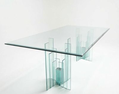 une table en verre avec un plateau en verre sur fond blanc