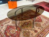 une table en verre avec un plateau en verre posée sur un tapis