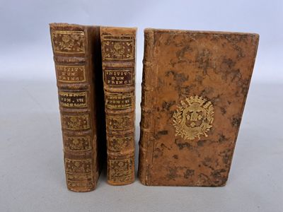 paire de livres anciens reliés en cuir et ornés de motifs dorés