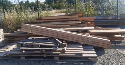 un tas de bois posé sur un tas de palettes