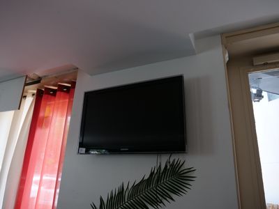 une télévision à écran plat fixée au mur au-dessus d'une fenêtre