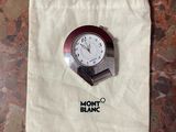 une horloge posée sur un sac