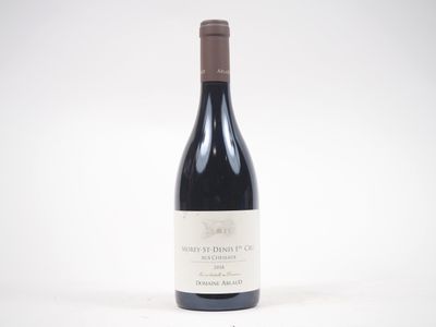 la bouteille de vin est posée sur une surface blanche