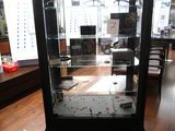 une vitrine en verre contenant un téléphone