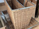 un panier posé par terre à côté d'une échelle
