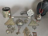beaucoup d'objets en argent posés sur une table