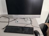 un bureau équipé d'un clavier et d'un écran
