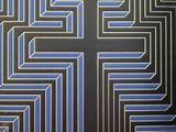 un gros plan sur un livre noir et bleu orné d'une croix
