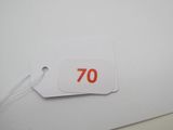 une étiquette portant le numéro 70, fixée sur un morceau de papier