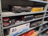 de nombreux outils différents sur les étagères de la pièce