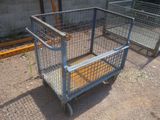 une cage métallique contenant tout un tas de nourriture