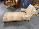 a chaise lounger that is sitting in a room