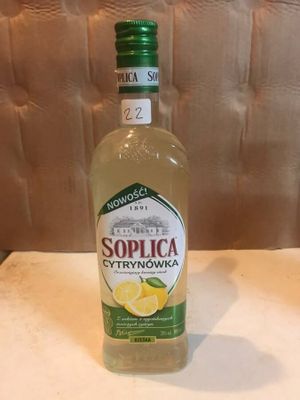 une bouteille d'alcool posée sur un plan de travail
