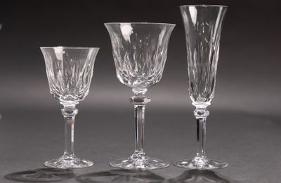 trois verres à vin vides posés les uns à côté des autres sur une table