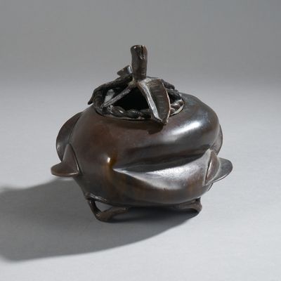 CHINE. Brûle-parfum en bronze à patine brune en forme de pêc…