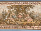 une image d'une tapisserie accrochée au mur d'une pièce