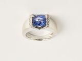 Gros plan sur une bague contenant une pierre bleue