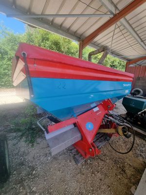 un bateau bleu et rouge posé sur une remorque