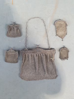 un sac à main muni d'une chaîne, accroché à un mur