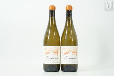 deux bouteilles de vin posées l'une à côté de l'autre sur une table