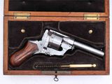 pistolet dans un étui en bois avec des ferrures en laiton et une poignée en bois