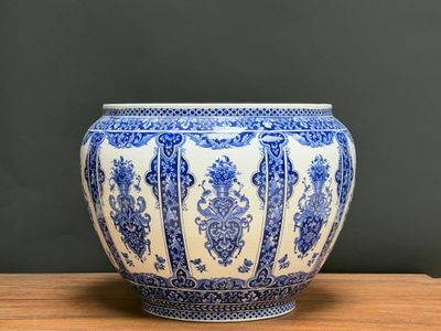 GIEN. Grand cache pot en faïence à décor de lambrequins bleu…
