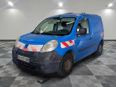 une camionnette bleue garée dans une pièce