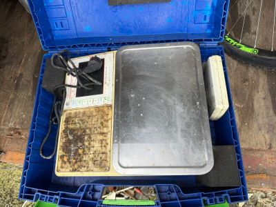 une boîte bleue contenant un plateau-repas