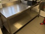 une table en acier inoxydable dans une cuisine professionnelle