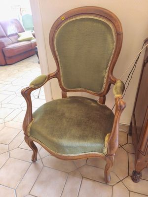 a green chair that is sitting in the corner of a room