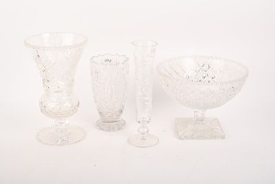 trois vases en verre et un bol posés sur une table