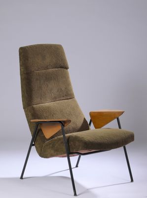 une image représentant une chaise avec une assise en bois et un siège marron