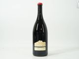 une bouteille de vin posée sur une table