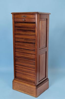 une image représentant une grande armoire en bois sur fond bleu