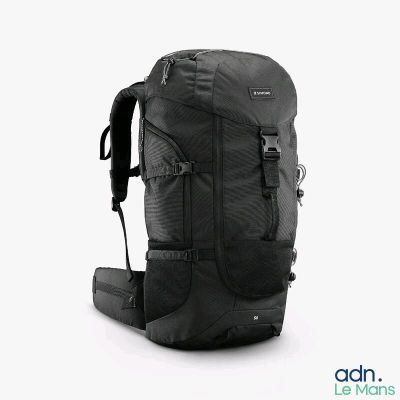 une image représentant un sac à dos noir sur fond blanc
