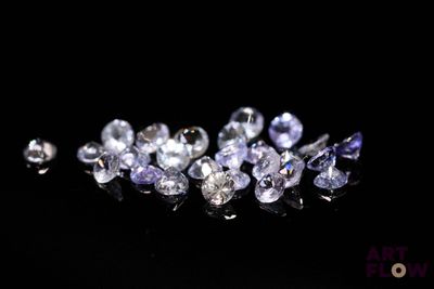 une multitude de diamants violets et blancs sur un fond noir