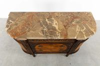 Une commode « demi-lune » avec un plateau en marbre, de styl… (photo 5)