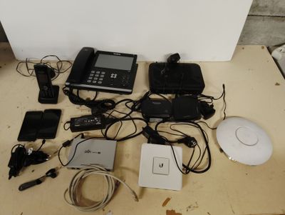 un grand nombre d'appareils électroniques posés sur une table
