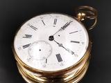 une montre de poche ancienne en or avec des chiffres romains sur le cadran