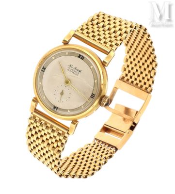 une photo d'une montre-bracelet pour femme avec un bracelet plaqué or