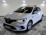 la voiture blanche est garée sur un sol en damier dans le garage