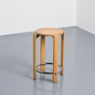 un tabouret en bois muni d'un anneau métallique