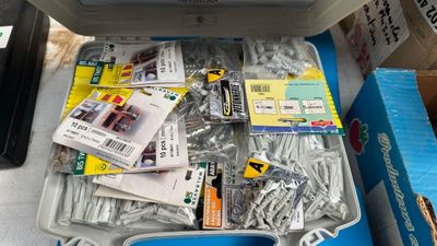 beaucoup de vis dans une boîte